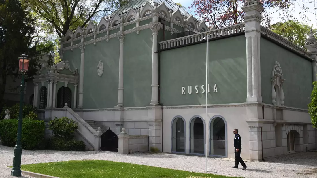 2022 und 2024 wurde der Pavillon von Russland nicht genutzt. Nun wird er wieder genutzt - wenn auch unter besonderen Bedingungen. (Archivbild) - Bild: Felix Hörhager/dpa