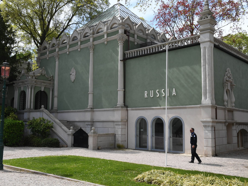 2022 und 2024 wurde der Pavillon von Russland nicht genutzt. Nun wird er wieder genutzt - wenn auch unter besonderen Bedingungen. (Archivbild) - Foto: Felix Hörhager/dpa