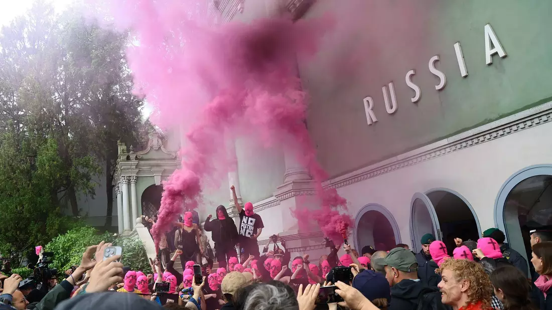Die Gruppierungen Pussy Riot und Femen haben schon vor dem offiziellen Biennale-Start farbenfroh gegen Russlands Anwesenheit demonstriert. - Bild: Matteo Chinellato/IPA via ZUMA Press/dpa