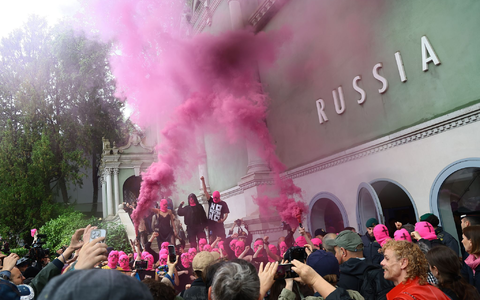 Die Gruppierungen Pussy Riot und Femen haben schon vor dem offiziellen Biennale-Start farbenfroh gegen Russlands Anwesenheit demonstriert. - Foto: Matteo Chinellato/IPA via ZUMA Press/dpa