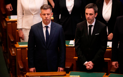 Ungarns Parlament at den bürgerlichen Politiker Peter Magyar (l.) zum neuen Ministerpräsidenten gewählt.  - Foto: Denes Erdos/AP/dpa