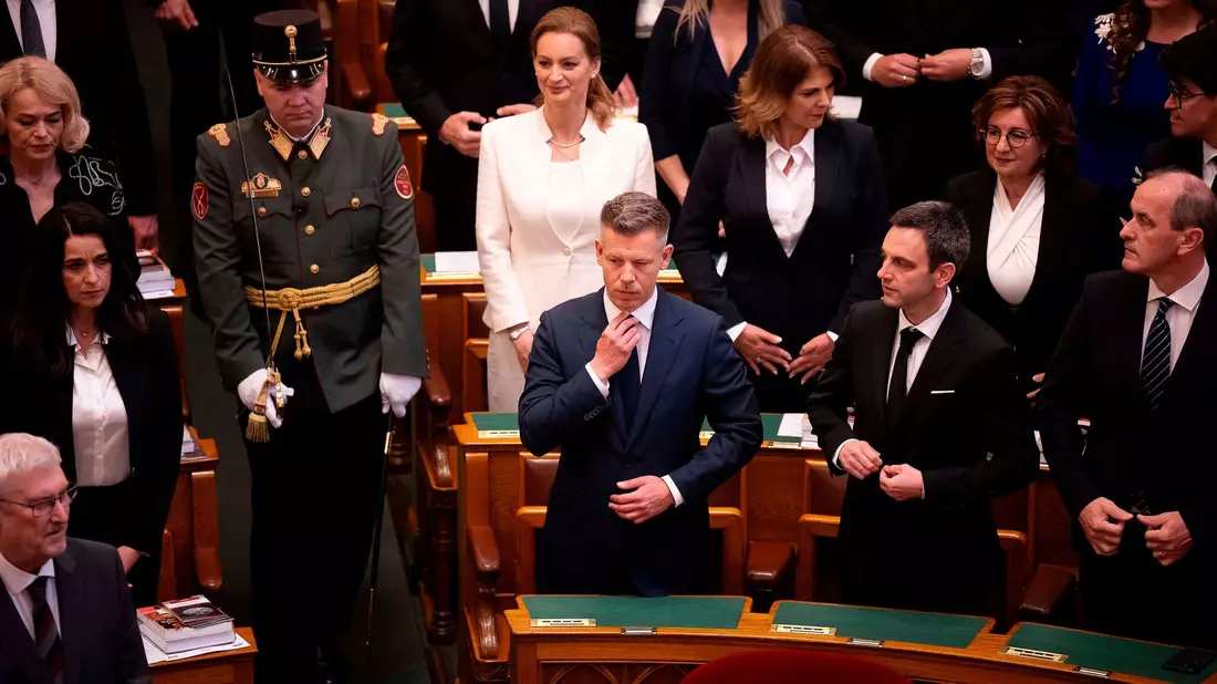 Ungarns Parlament hat den bürgerlichen Politiker Peter Magyar zum neuen Ministerpräsidenten gewählt.  - Bild: Denes Erdos/AP/dpa