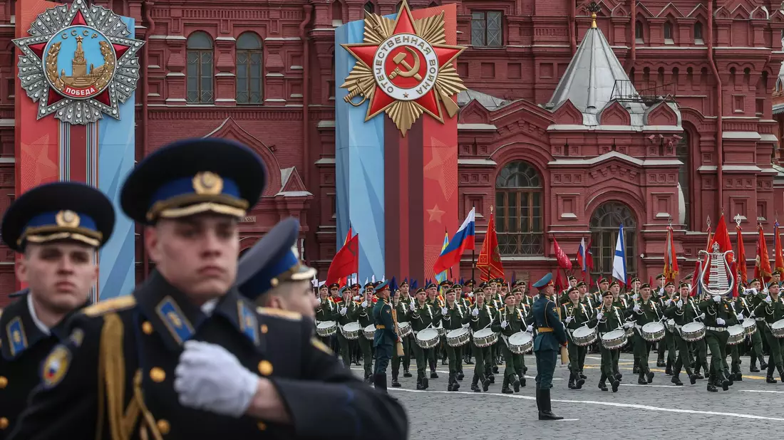 Soldaten marschierten in diesem Jahr ohne Panzer bei der traditionellen Militärparade über den Roten Platz.  - Bild: Maxim Shipenkov/Pool EPA/AP/dpa