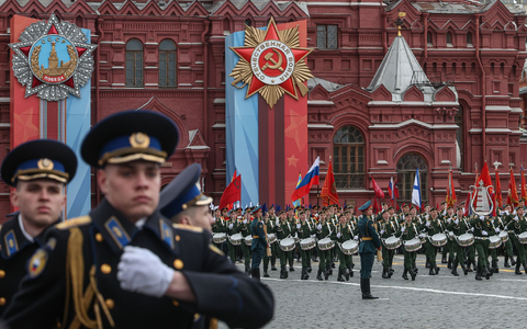 Soldaten marschierten in diesem Jahr ohne Panzer bei der traditionellen Militärparade über den Roten Platz.  - Foto: Maxim Shipenkov/Pool EPA/AP/dpa