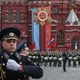 Soldaten marschierten in diesem Jahr ohne Panzer bei der traditionellen Militärparade über den Roten Platz.  - Foto: Maxim Shipenkov/Pool EPA/AP/dpa