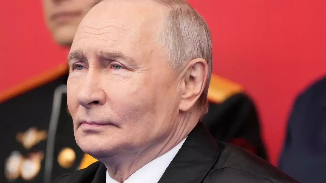 Kremlchef Wladimir Putin konnte nach einer von US-Präsident Donald Trump vermittelten Waffenruhe ungestört die Militärparade auf dem Roten Platz abnehmen.  - Bild: Pavel Bednyakov/Pool AP/AP/dpa