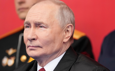 Kremlchef Wladimir Putin konnte nach einer von US-Präsident Donald Trump vermittelten Waffenruhe ungestört die Militärparade auf dem Roten Platz abnehmen.  - Foto: Pavel Bednyakov/Pool AP/AP/dpa
