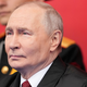 Kremlchef Wladimir Putin konnte nach einer von US-Präsident Donald Trump vermittelten Waffenruhe ungestört die Militärparade auf dem Roten Platz abnehmen.  - Foto: Pavel Bednyakov/Pool AP/AP/dpa