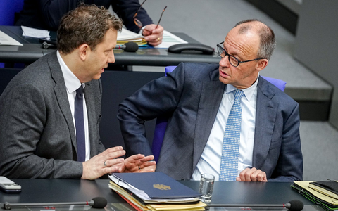 Bundeskanzler Friedrich Merz (r., CDU) und Vizekanzler Lars Klingbeil (SPD) treffen sich am Dienstag mit den Spitzen der Koalition zu Beratungen im Koalitionsausschuss.  - Foto: Kay Nietfeld/dpa