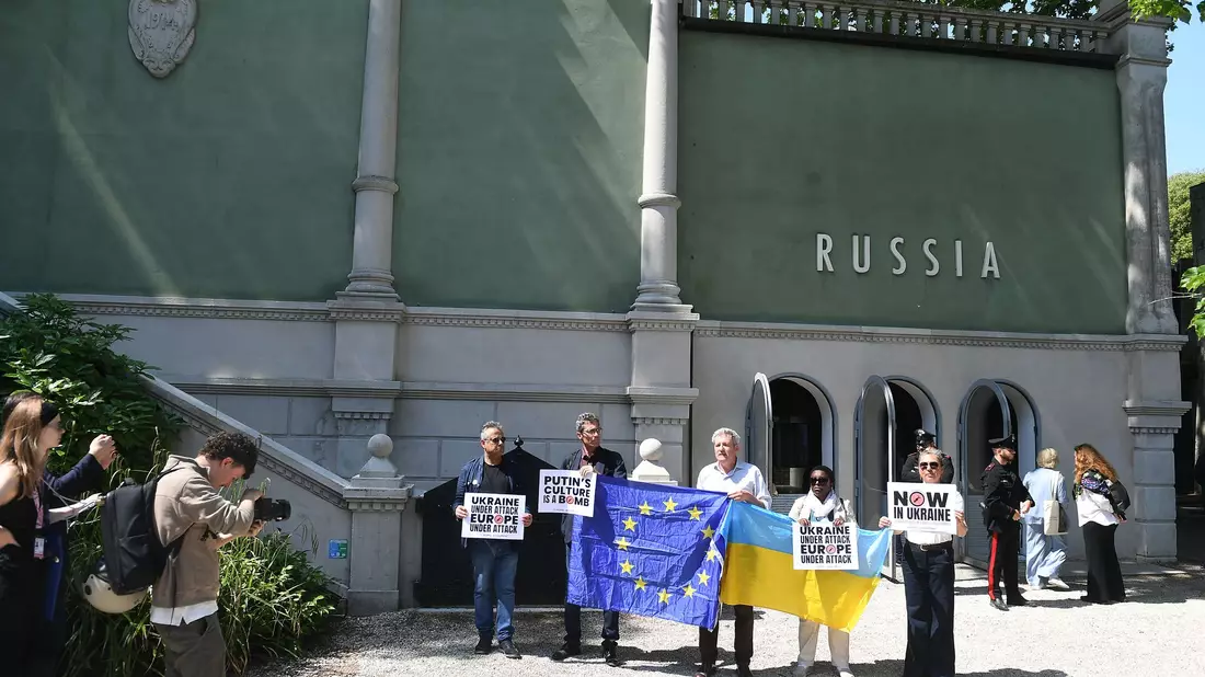 2022 und 2024 wurde der Pavillon von Russland nicht genutzt. Nun wird er wieder genutzt - wenn auch unter besonderen Bedingungen. - Bild: Felix Hörhager/dpa