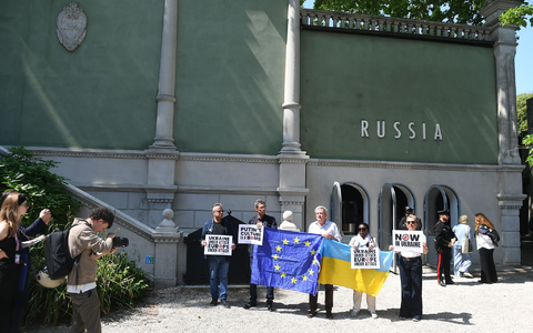 2022 und 2024 wurde der Pavillon von Russland nicht genutzt. Nun wird er wieder genutzt - wenn auch unter besonderen Bedingungen. - Foto: Felix Hörhager/dpa
