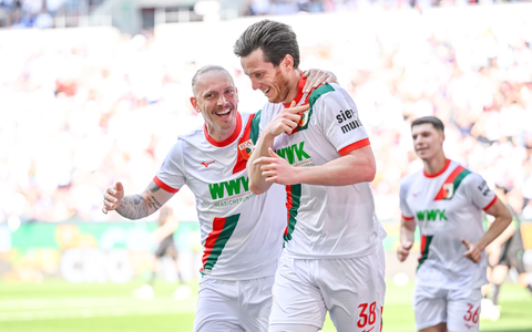 Matchwinner per Doppelpack: Augsburg-Stürmer Michael Gregoritsch (Mitte). - Foto: Harry Langer/dpa