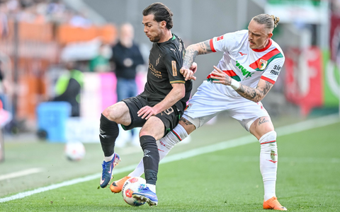 Augsburg Marius Wolf (r) nimmt dem Gladbacher Joe Scally den Ball ab. - Foto: Harry Langer/dpa