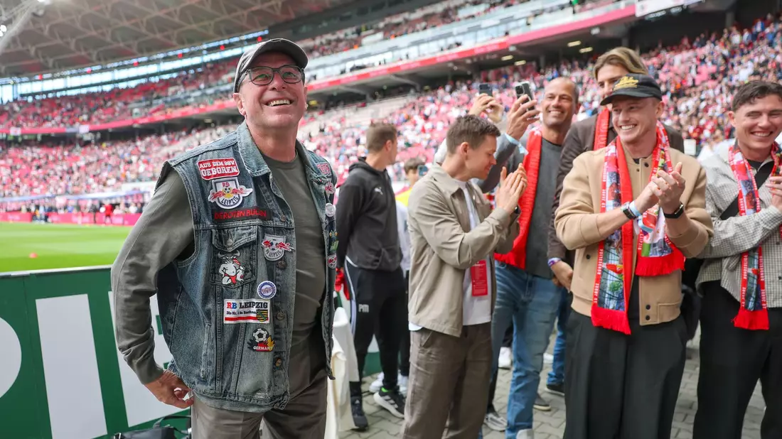 Aufstiegstrainer Ralf Rangnick (l.) zog sich eine Fankutte an. - Bild: Jan Woitas/dpa
