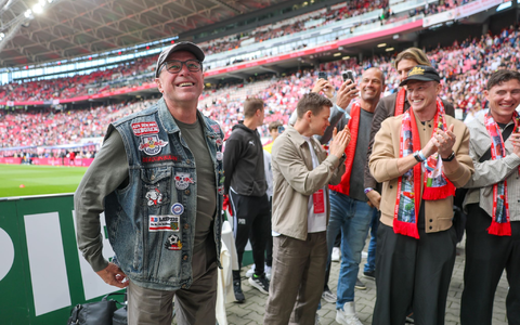 Aufstiegstrainer Ralf Rangnick (l.) zog sich eine Fankutte an. - Foto: Jan Woitas/dpa
