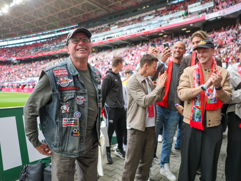 Aufstiegstrainer Ralf Rangnick (l.) zog sich eine Fankutte an. - Foto: Jan Woitas/dpa