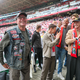 Aufstiegstrainer Ralf Rangnick (l.) zog sich eine Fankutte an. - Foto: Jan Woitas/dpa