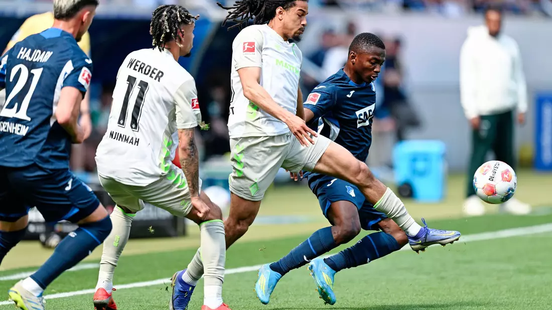 Hoffenheims Bazoumana Touré (r.) macht Druck gegen Werder.  - Bild: Uwe Anspach/dpa