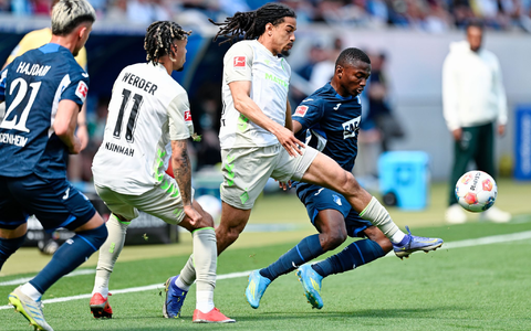 Hoffenheims Bazoumana Touré (r.) macht Druck gegen Werder.  - Foto: Uwe Anspach/dpa