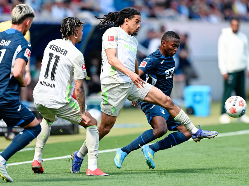 Hoffenheims Bazoumana Touré (r.) macht Druck gegen Werder.  - Foto: Uwe Anspach/dpa