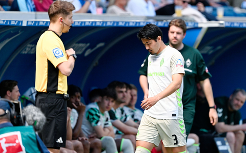 Rot nach wenigen Minuten: Werder-Profi Yukinari Sugawara. - Foto: Uwe Anspach/dpa