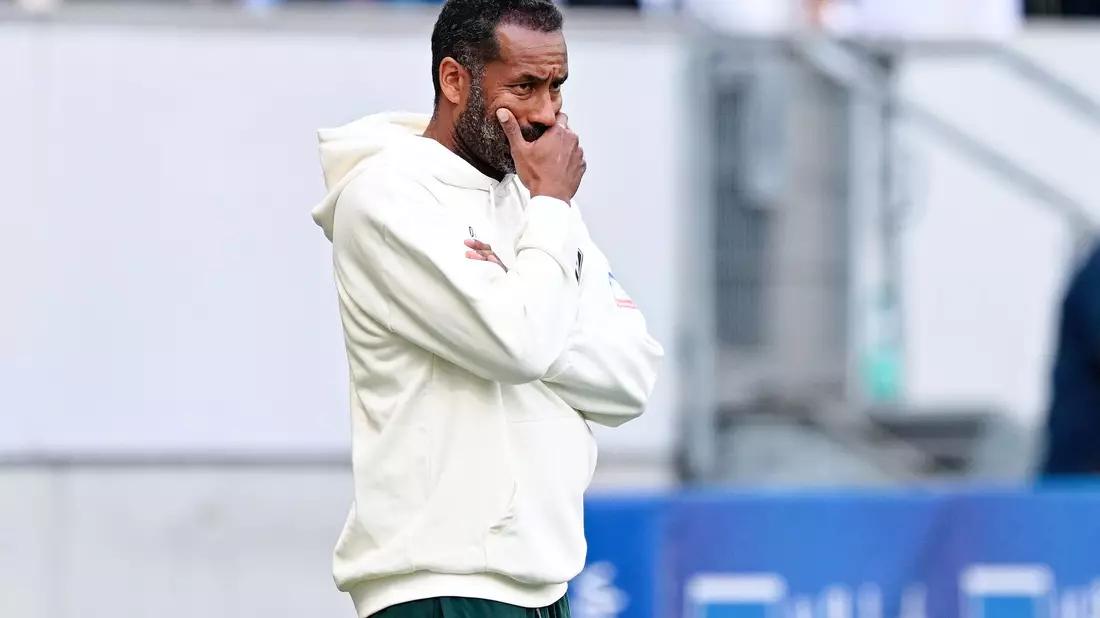 Nachdenkliche frühem Platzverweise für Werder: Trainer Daniel Thioune.    - Bild: Uwe Anspach/dpa