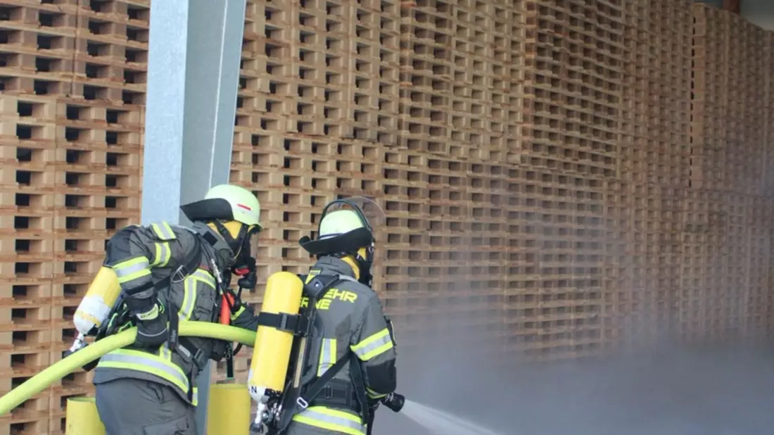 FW-WRN: Übung der Freiwilligen Feuerwehr Werne bei Hölscher Palettenservice - Bild: presseportal.de