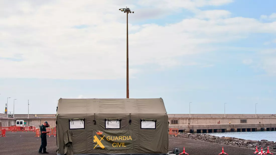 Im Hafen von Granadilla auf Teneriffa sollen Passagiere und ein Teil der Besatzung die «Hondius» verlassen können, um in ihre Heimatländer geflogen zu werden. - Bild: Manu Fernandez/AP/dpa