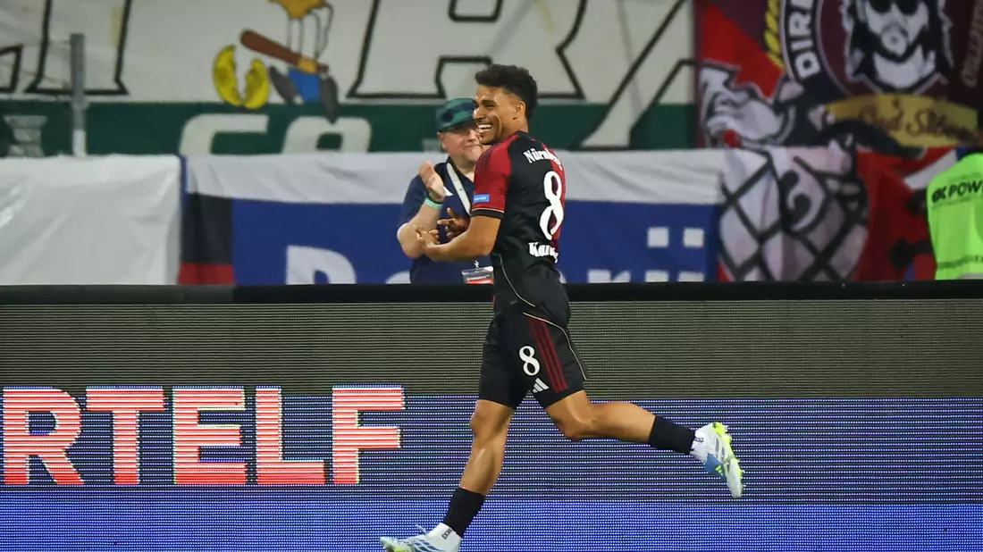 Der vor dem Spiel verabschiedete Henri Koudossou jubelt nach seinem Treffer zum 2:0. - Bild: Daniel Karmann/dpa