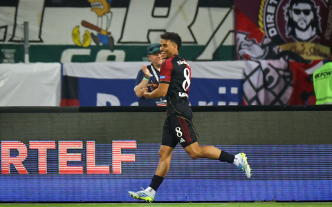 Der vor dem Spiel verabschiedete Henri Koudossou jubelt nach seinem Treffer zum 2:0. - Foto: Daniel Karmann/dpa
