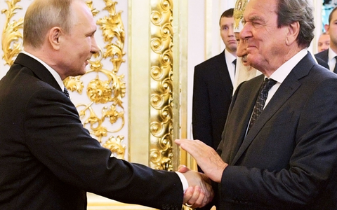 Putin und Schröder gelten als langjährige Freunde. (Archivbild) - Foto: Alexei Druzhinin/POOL SPUTNIK KREMLIN via AP/dpa