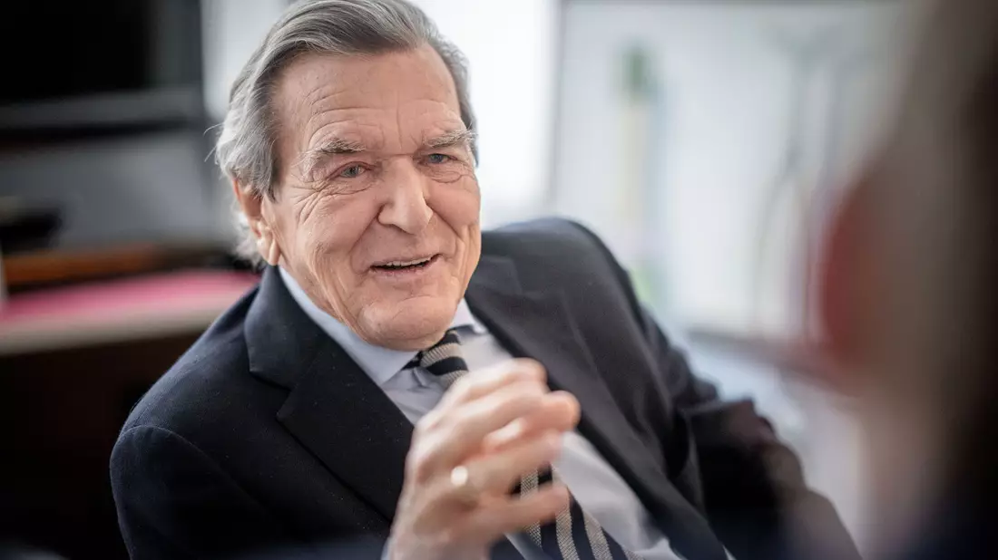 Schröder machte sich zuletzt für die Wiederaufnahme von Energielieferungen aus Russland stark. (Archivbild) - Bild: Michael Kappeler/dpa