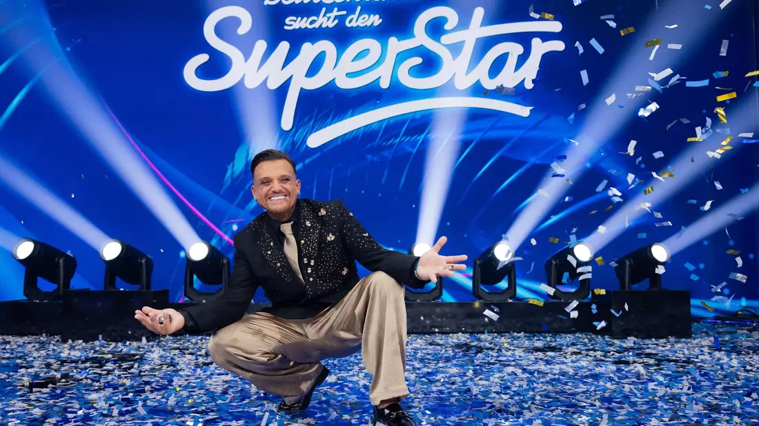 Endlich geschafft: Menowin Fröhlich holt sich nach 16 Jahren die «DSDS»-Krone. - Bild: Rolf Vennenbernd/dpa