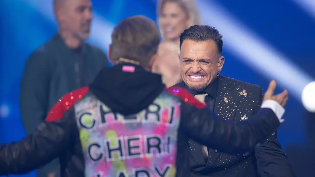 Für Dieter Bohlen war Menowin Fröhlich klarer Favorit. - Bild: Rolf Vennenbernd/dpa