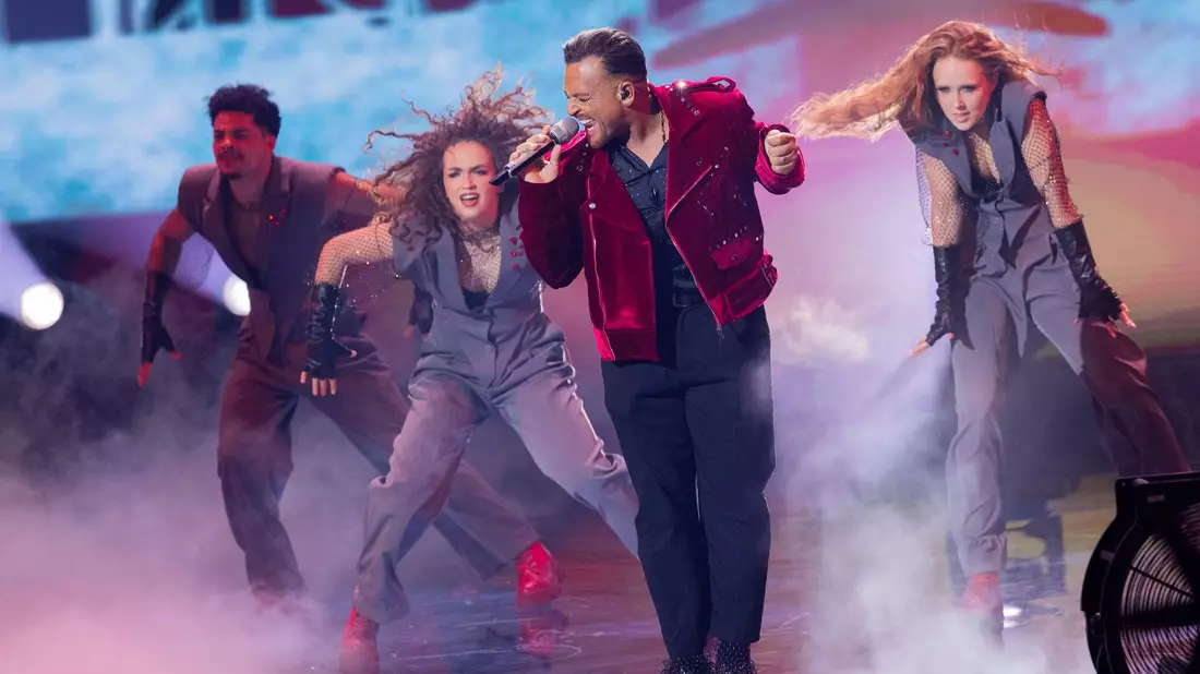 Wie schon 2010: Menowin Fröhlich performt im Finale «Billie Jean» von Michael Jackson. - Bild: Rolf Vennenbernd/dpa
