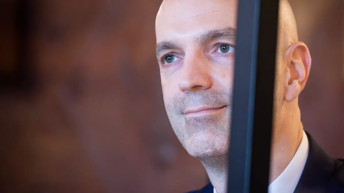 Nach Angaben des Virologen Schmidt-Chanasit scheint enger und längerer Kontakt zu Erkrankten entscheidend für eine Übertragung von Mensch-zu-Mensch zu sein. (Archivbild) - Bild: Christian Charisius/dpa