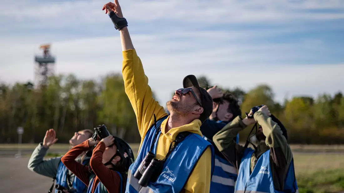 Ohne Fernglas geht beim Birden nichts. - Bild: Fabian Sommer/dpa