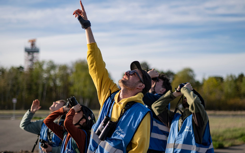 Ohne Fernglas geht beim Birden nichts. - Foto: Fabian Sommer/dpa