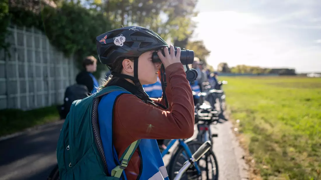Ole steht fürs Birding manchmal sehr früh auf. - Bild: Fabian Sommer/dpa