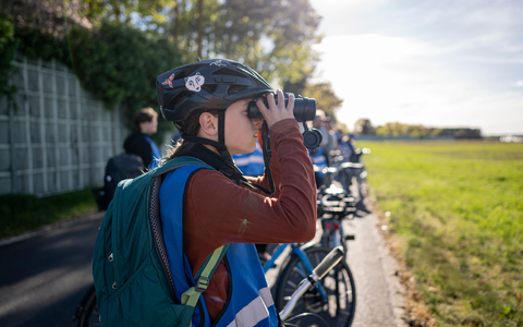 Ole steht fürs Birding manchmal sehr früh auf. - Foto: Fabian Sommer/dpa