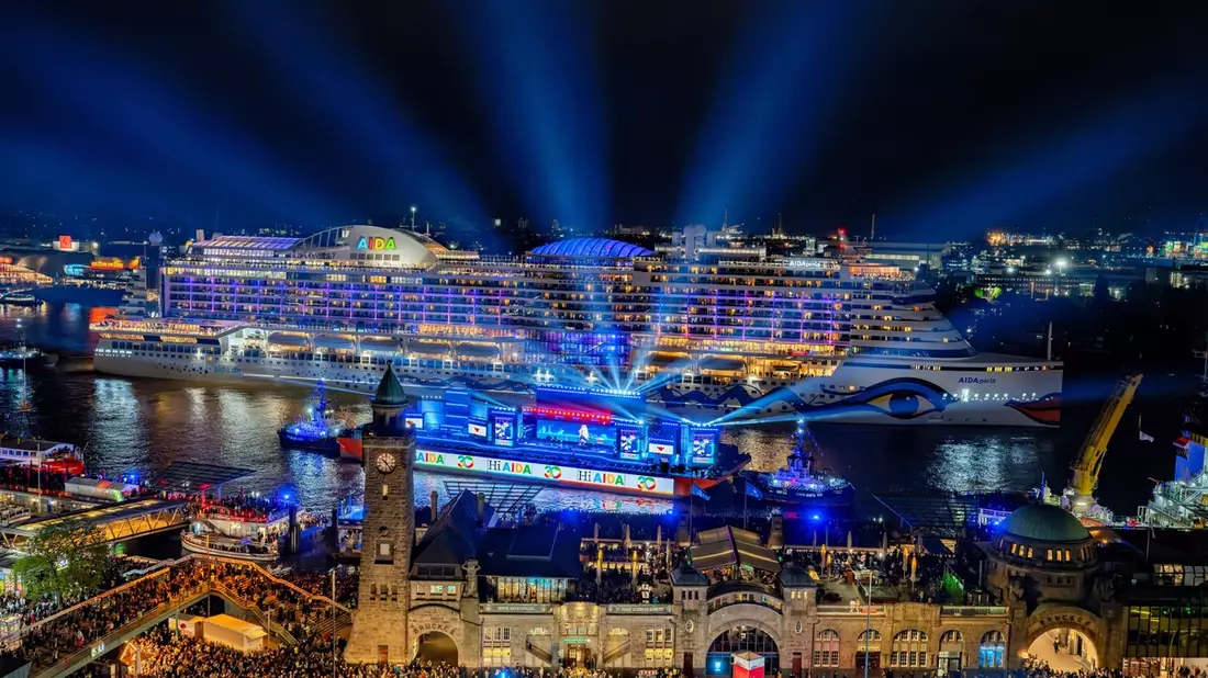 AIDAperla in Elbe in Concert zum 837. HAFENGEBURTSTAG HAMBURG - Bild: presseportal.de