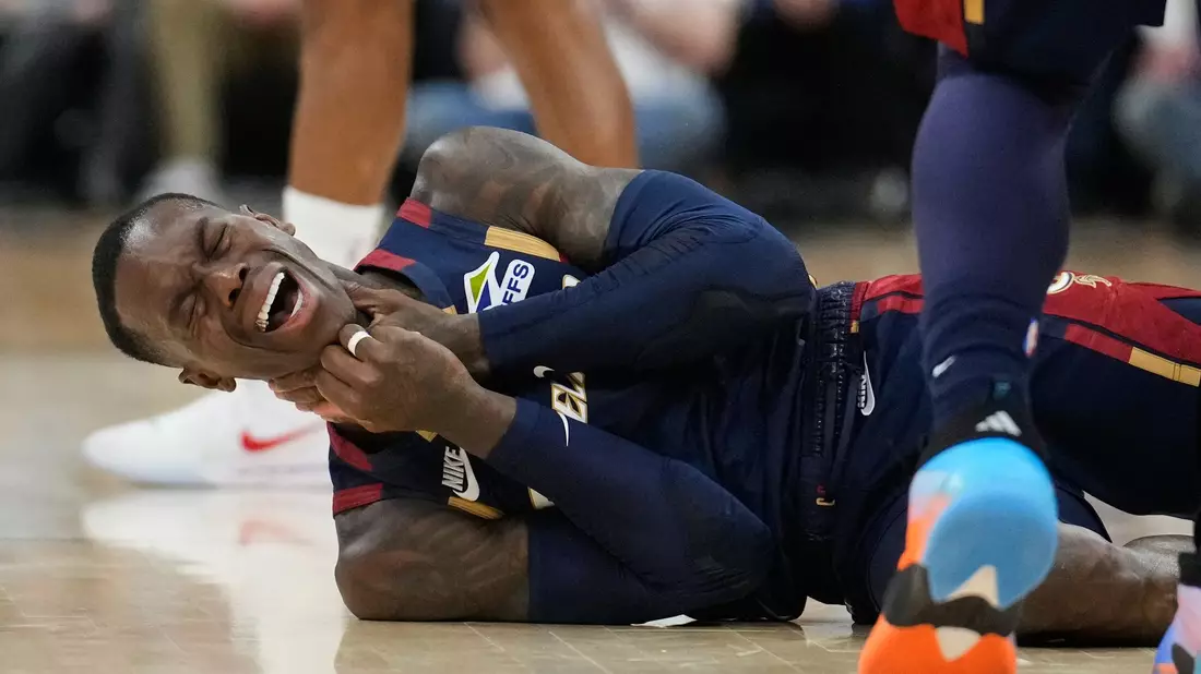 Hat in seiner Serie hart zu kämpfen: Dennis Schröder und die Cleveland Cavaliers verkürzen gegen Detroit. - Bild: Sue Ogrocki/AP/dpa