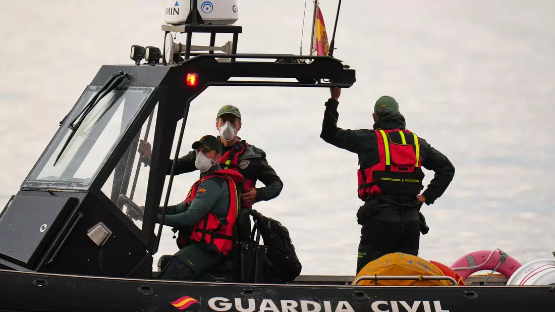 Die Polizeieinheit Guardia Civil begleitete das Schiff bei der Hafeneinfahrt. - Bild: Manu Fernandez/AP/dpa