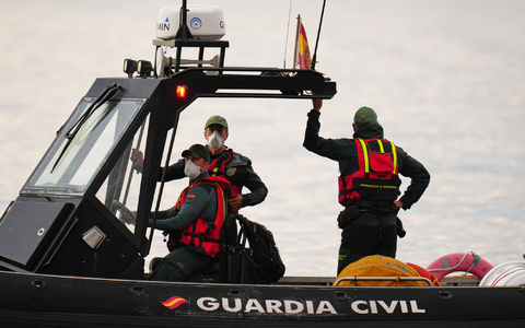Die Polizeieinheit Guardia Civil begleitete das Schiff bei der Hafeneinfahrt. - Foto: Manu Fernandez/AP/dpa