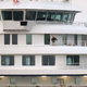 Eine Person mit Maske steht an Bord des Kreuzfahrtschiffes «Hondius» nach der Ankunft im Hafen von Granadilla. - Foto: Manu Fernandez/AP/dpa