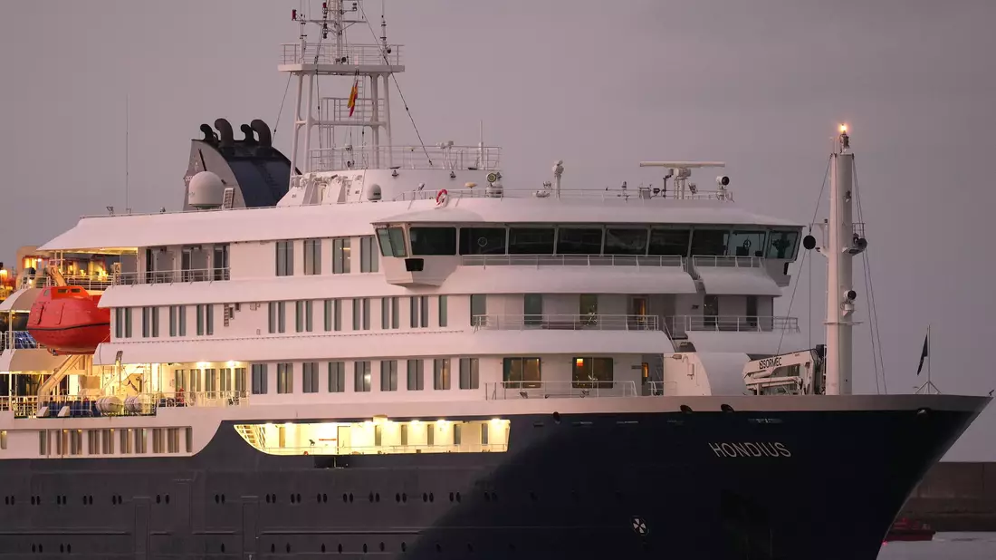 Das Kreuzfahrtschiff «MV Hondius» ist in Teneriffa eingetroffen. - Bild: Manu Fernandez/AP/dpa