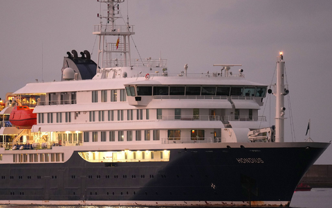 Das Kreuzfahrtschiff «MV Hondius» ist in Teneriffa eingetroffen. - Foto: Manu Fernandez/AP/dpa