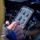 Vogel-Bestimmung via Smartphone. - Foto: Fabian Sommer/dpa