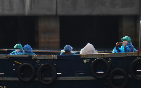 Als erste wurden die 14 Spanier am Hafen von Granadilla im Süden der Kanaren-Insel Teneriffa in kleinen Gruppen mit Booten an Land gebracht. - Foto: Manu Fernandez/AP/dpa