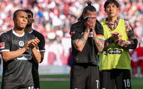 Anspannung im Abstiegskampf: Die Spieler des FC St. Pauli mit Kapitän Jackson Irvine (m) nach der Niederlage in Leipzig. - Foto: Jan Woitas/dpa